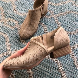 Nude close toed flats